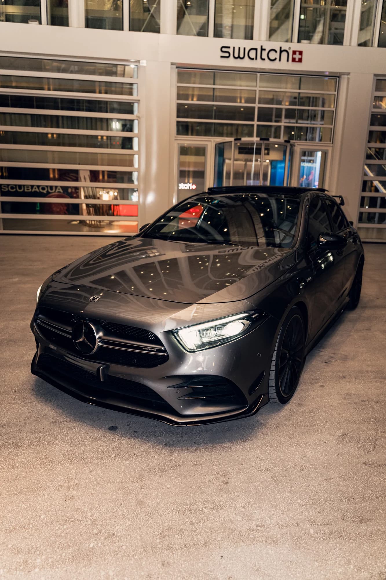 Mercedes-AMG A35 grise de trois quarts avant, de nuit