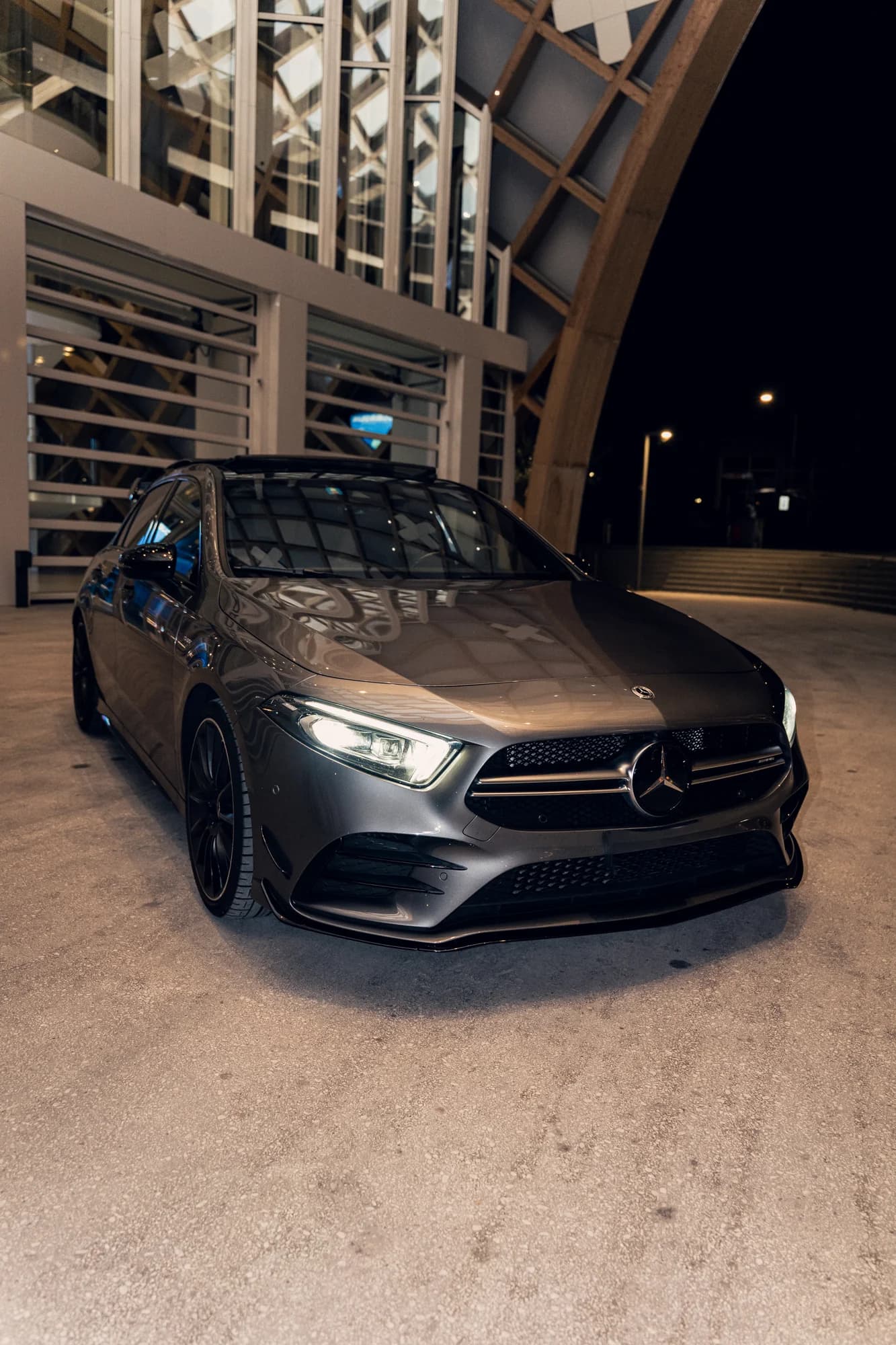 Face avant de la Mercedes-AMG A35 grise, phares allumés