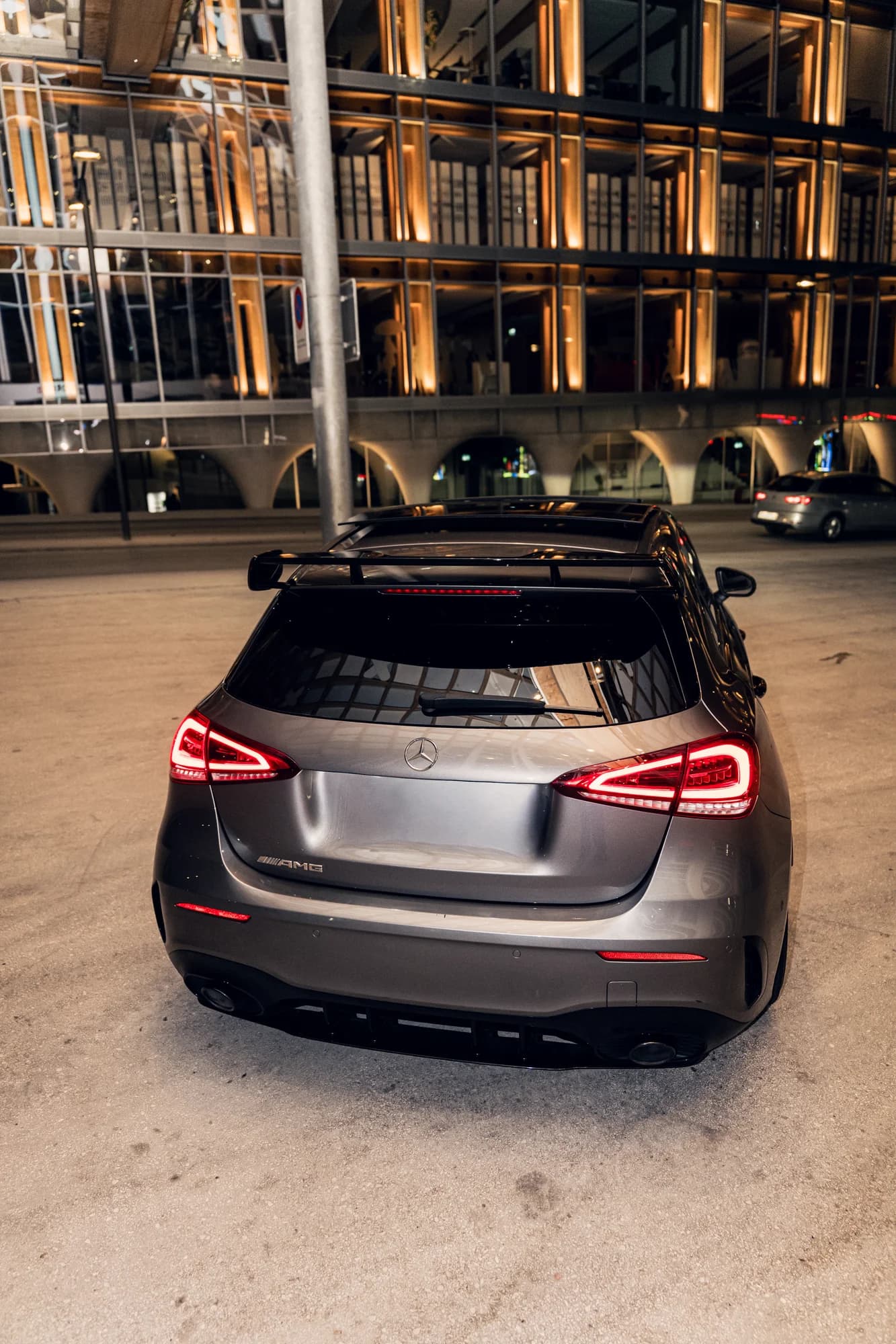 Vue arrière de la Mercedes-AMG A35 grise