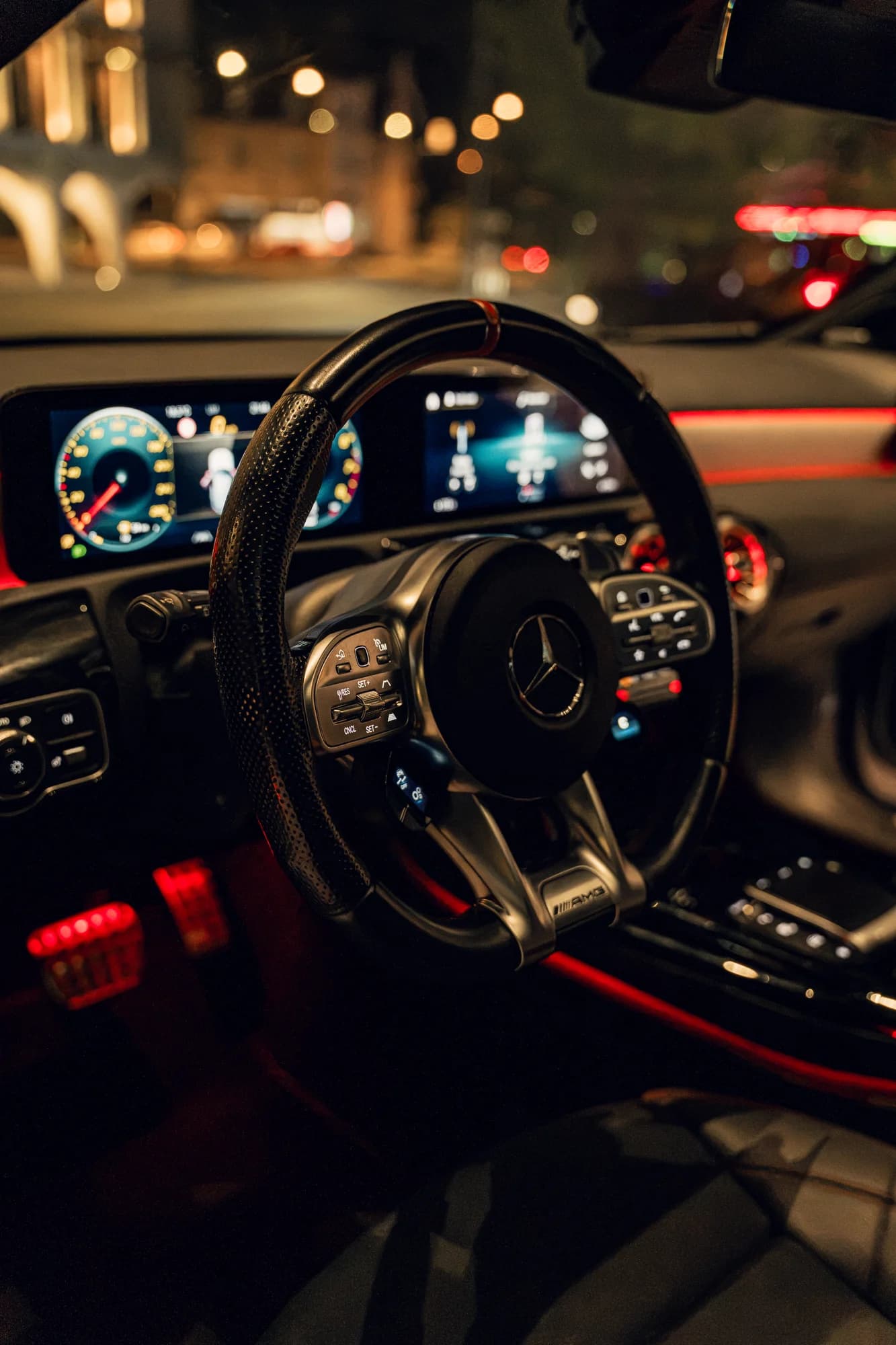 Volant AMG et poste de conduite de la Mercedes-AMG A35